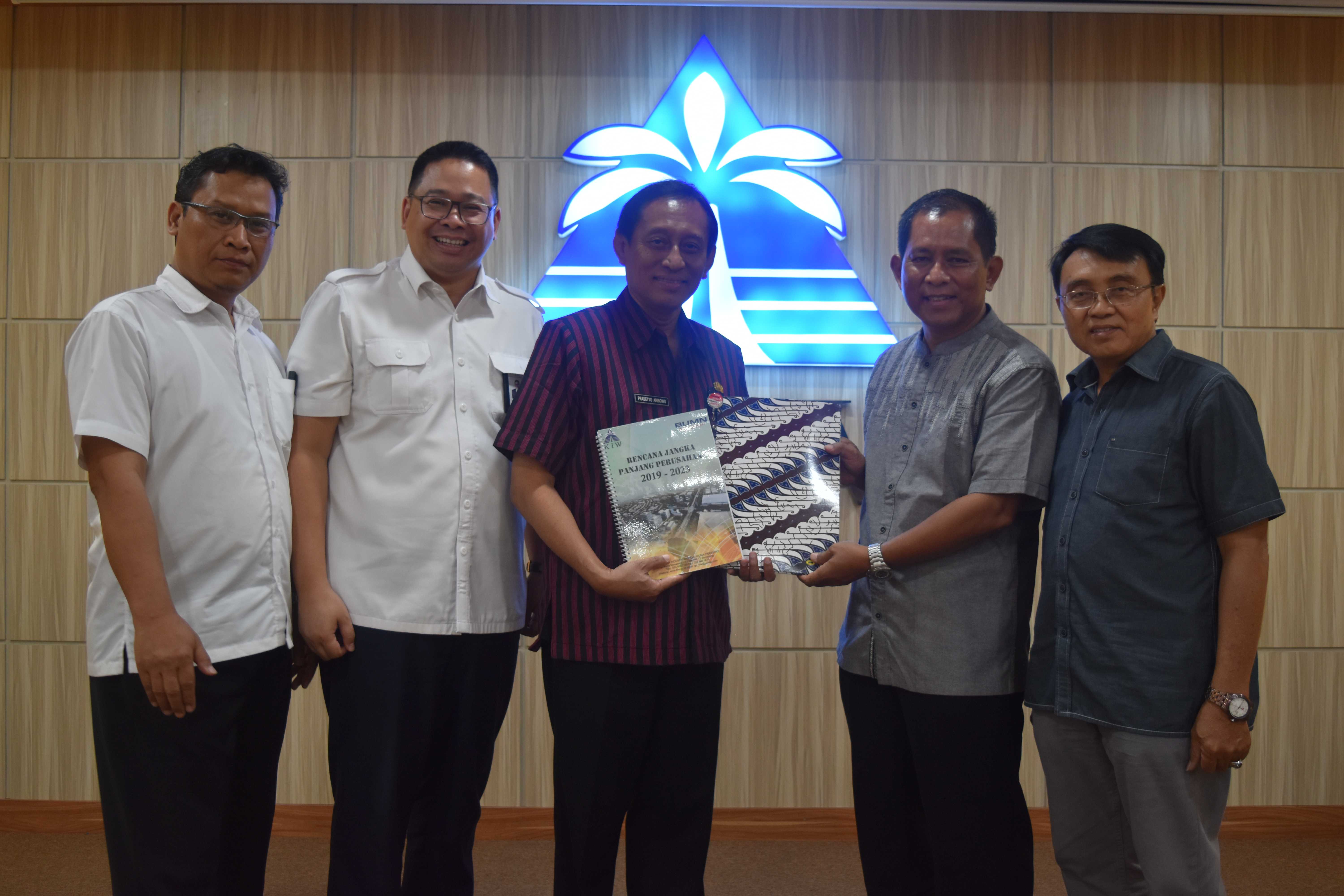 sambut komisaris baru PT KIW